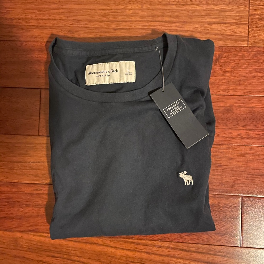 NEW WITH TAGS Abercrombie t shirt